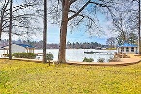 Lakefront Retreat With Private Docks & Gazebo!