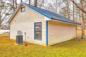 Lakefront Retreat With Private Docks & Gazebo!