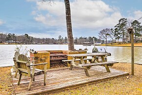Lakefront Retreat With Private Docks & Gazebo!