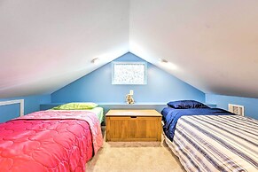 Lakefront Retreat With Private Docks & Gazebo!