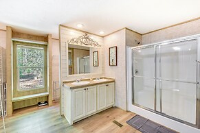 8 Mi to Helen: Sautee Nacoochee Home w/ Hot Tub