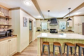 8 Mi to Helen: Sautee Nacoochee Home w/ Hot Tub