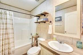 8 Mi to Helen: Sautee Nacoochee Home w/ Hot Tub