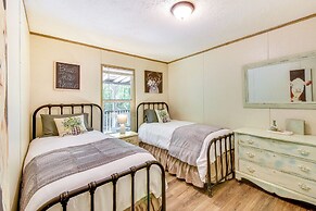 8 Mi to Helen: Sautee Nacoochee Home w/ Hot Tub