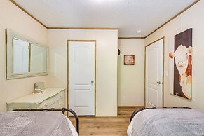 8 Mi to Helen: Sautee Nacoochee Home w/ Hot Tub