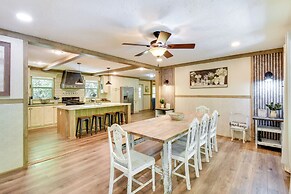 8 Mi to Helen: Sautee Nacoochee Home w/ Hot Tub