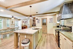 8 Mi to Helen: Sautee Nacoochee Home w/ Hot Tub