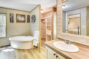 8 Mi to Helen: Sautee Nacoochee Home w/ Hot Tub