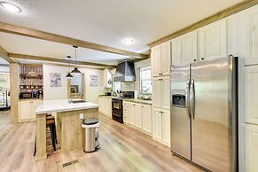 8 Mi to Helen: Sautee Nacoochee Home w/ Hot Tub