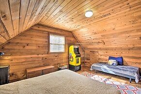 Woodsy Blue Ridge Retreat, 3 Mi to Downtown!