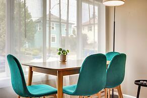 Scandi Boho Seattle Apartment, Walk to Waterfront!