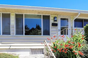 Scandi Boho Seattle Apartment, Walk to Waterfront!
