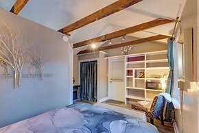 Rustic Log Cabin w/ Studio ~ 5 Mi to Pikes Peak!