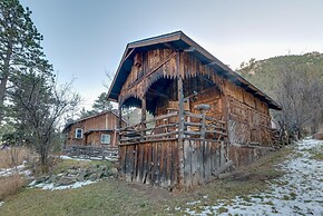 Rustic Log Cabin w/ Studio ~ 5 Mi to Pikes Peak!