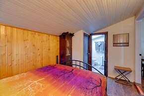 Rustic Log Cabin w/ Studio ~ 5 Mi to Pikes Peak!