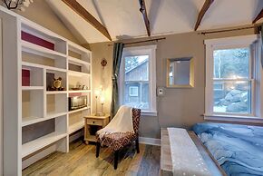 Rustic Log Cabin w/ Studio ~ 5 Mi to Pikes Peak!