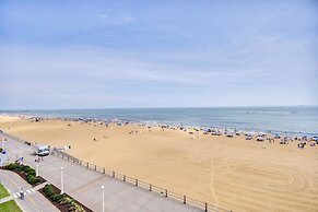 Inviting Virginia Beach Condo w/ Community Pool