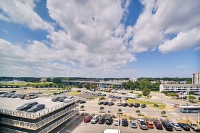 Inviting Virginia Beach Condo w/ Community Pool