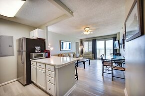 Inviting Virginia Beach Condo w/ Community Pool