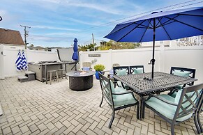 Spacious Norfolk Home w/ Private Hot Tub!