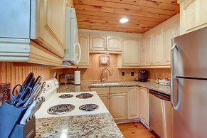 Secluded Getaway ~ 7 Miles to Downtown Blue Ridge!