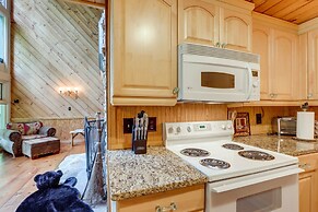 Secluded Getaway ~ 7 Miles to Downtown Blue Ridge!