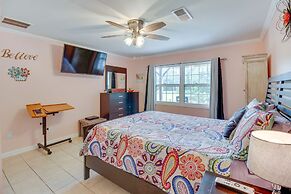 Kingston Home w/ Shared Pool - 23 Mi to Lakepoint!