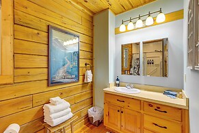 'owl's Nest' Pet-friendly Cabin w/ Private Hot Tub