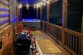 'bigfoot's Hideout' in Blue Ridge w/ Hot Tub!