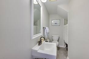 North Macon Townhome w/ Deck < 8 Mi to Downtown!