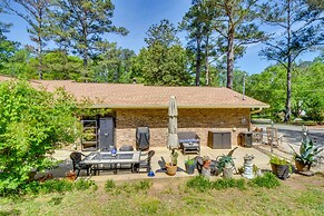 Whimsical Athens Home - 3 Mi to Sanford Stadium