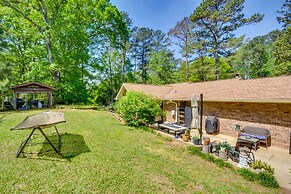 Whimsical Athens Home - 3 Mi to Sanford Stadium