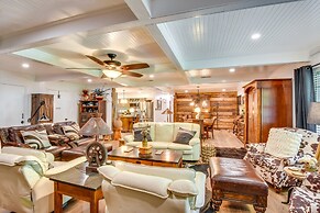 Whimsical Athens Home - 3 Mi to Sanford Stadium