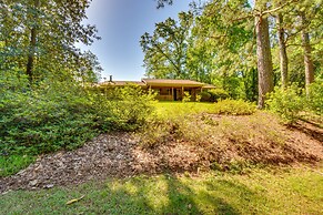 Whimsical Athens Home - 3 Mi to Sanford Stadium