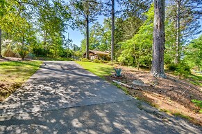 Whimsical Athens Home - 3 Mi to Sanford Stadium