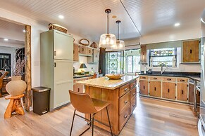 Whimsical Athens Home - 3 Mi to Sanford Stadium