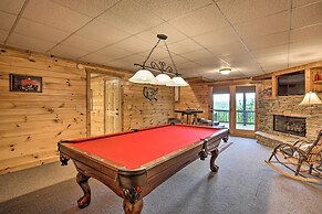 Luxe Blue Ridge Cabin Chasing Dreams w/ Hot Tub