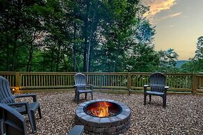 Luxe Blue Ridge Cabin Chasing Dreams w/ Hot Tub