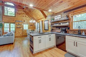 Pet-friendly Cabin w/ Hot Tub in Mineral Bluff!