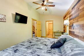 Pet-friendly Cabin w/ Hot Tub in Mineral Bluff!
