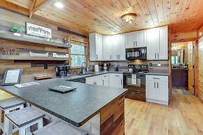 Pet-friendly Cabin w/ Hot Tub in Mineral Bluff!