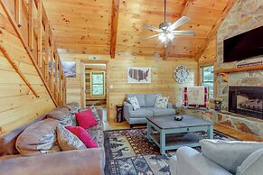 Pet-friendly Cabin w/ Hot Tub in Mineral Bluff!