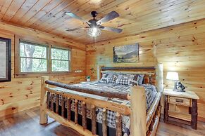 Pet-friendly Cabin w/ Hot Tub in Mineral Bluff!