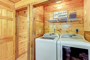 Pet-friendly Cabin w/ Hot Tub in Mineral Bluff!
