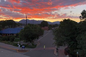 0660: Dtwn Salida Condo w/ Balcony