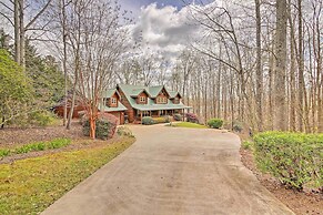 Lake Hartwell Lodge w/ Dock, Theater + Hot Tub!