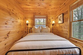 Cozy Cabin in Private Location w/ Hot Tub & Grill!