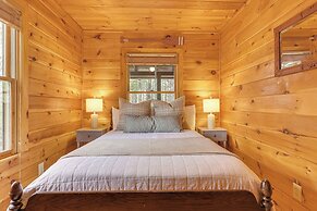 Cozy Cabin in Private Location w/ Hot Tub & Grill!