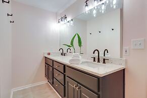 Spacious Stockbridge Manor: Pool Table, 2 Kitchens