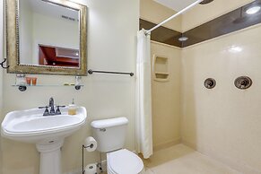 Spacious Stockbridge Manor: Pool Table, 2 Kitchens